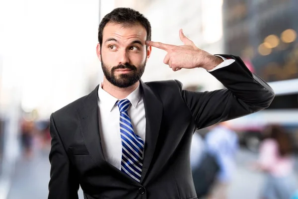 Jonge zakenman zelfmoord te plegen op witte achtergrond — Stockfoto