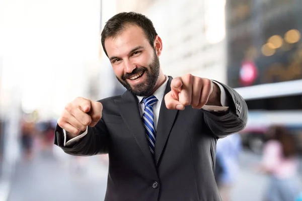 Empresário apontando para a frente sobre fundo branco — Fotografia de Stock