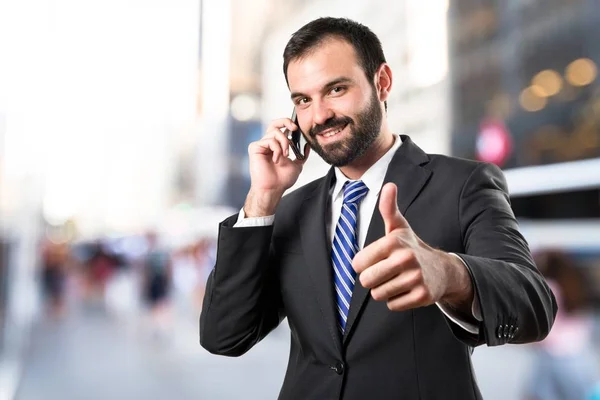 Giovani uomini d'affari che parlano con cellulare su sfondo isolato . — Foto Stock