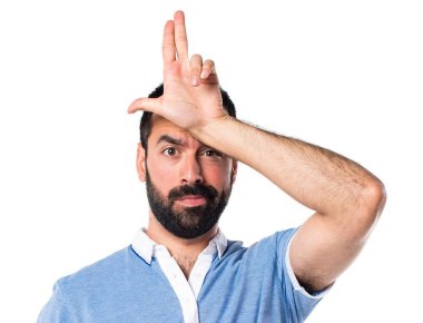 Adam aptal tabelayı yaparken mavi gömlek ile