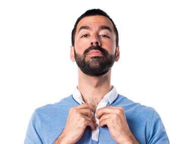 Mavi gömlekli adam.