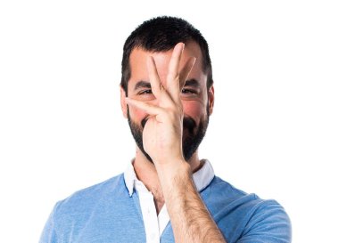 Adam şaka yapıyor mavi gömlek ile