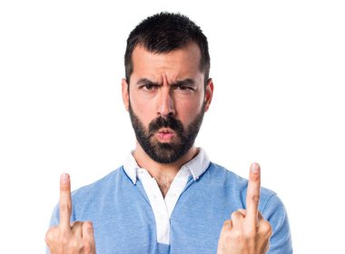 Adam mavi gömlek boynuz jest yapma ile