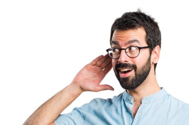 Yakışıklı adam bir şey dinleme