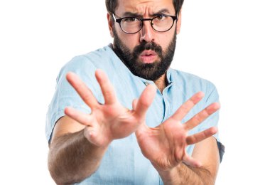 yakışıklı bir adam beyaz zemin üzerine