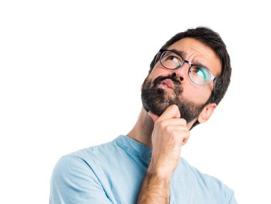 Gözlüklü düşünüyorum yakışıklı adam