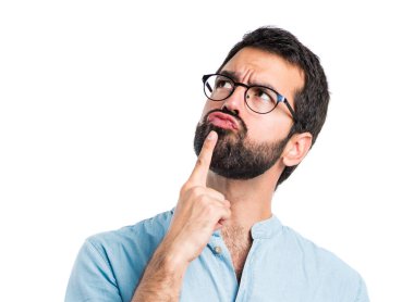 Gözlüklü düşünüyorum yakışıklı adam