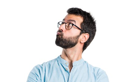 Gözlüklü düşünüyorum yakışıklı adam