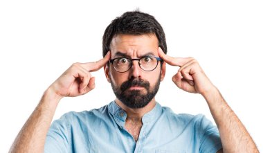 Gözlüklü düşünüyorum yakışıklı adam