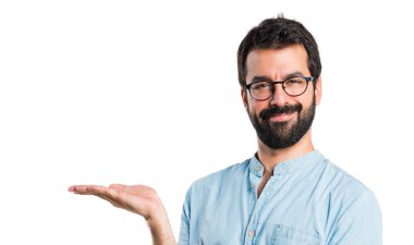 Mavi gözlüklü bir şey sunmak yakışıklı adam