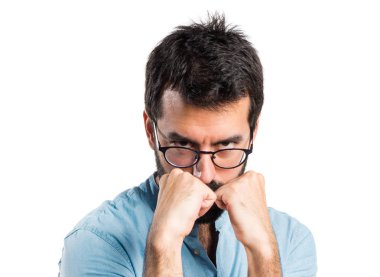 Mavi gözlüklü bir yumruk veren yakışıklı adam