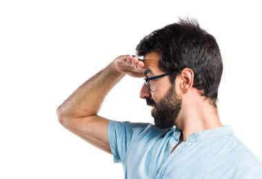 Bir şey gösterilen mavi gözlüklü yakışıklı adam