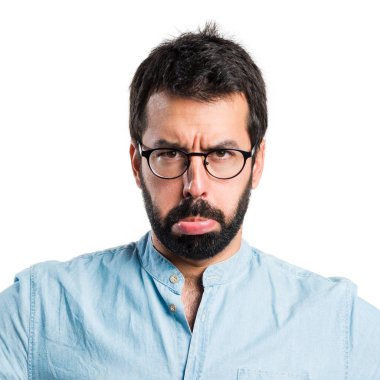 Mavi gözlük ile üzgün yakışıklı adam 