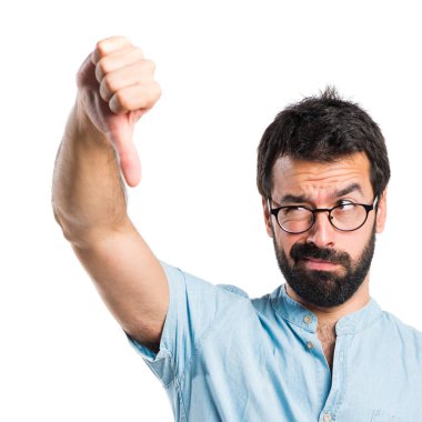 Yakışıklı adam mavi gözlük kötü sinyal yapıyor