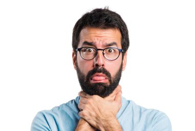 Mavi gözlük kendini boğulma ile yakışıklı adam