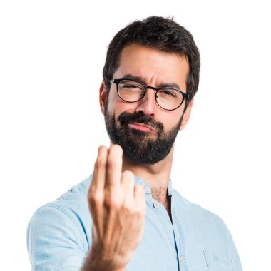 Yakışıklı adam mavi gözlük jest geliyor