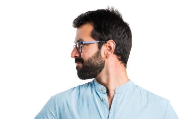 Mavi gözlük yanal seyir yakışıklı adam