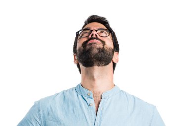 Mavi gözlük ararken yakışıklı adam