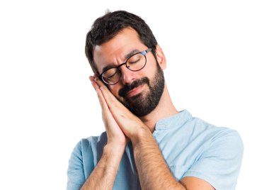 Mavi gözlük uyku jest yapma ile yakışıklı adam