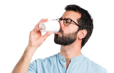 Kitap okuma ve kahve içme mavi gözlük ile yakışıklı adam