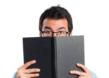 Mavi gözlük kitap okuma ile yakışıklı adam
