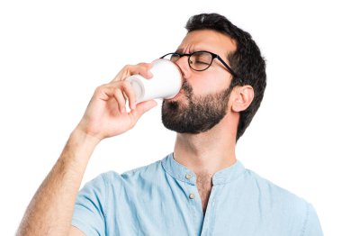 Mavi gözlük kahve içme ile yakışıklı adam