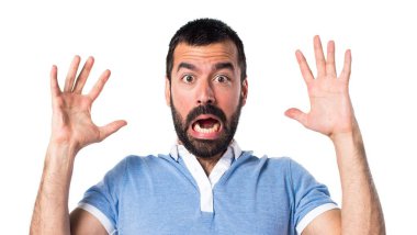 Mavi gömlek ile sinirli adam