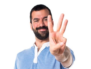 Adam üç sayım mavi gömlek ile