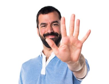 Adam mavi gömlek beş sayma ile