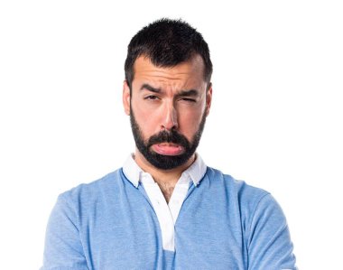 Mavi gömlek ile üzgün adam