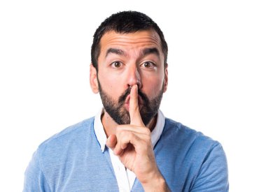 Adam mavi gömlek sessizlik jest yapma ile