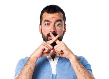 Adam mavi gömlek sessizlik jest yapma ile