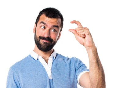 Adam mavi gömlek küçük işareti yapıyor