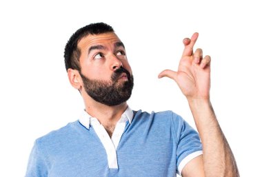 Adam mavi gömlek parmaklarıyla kapısı ile