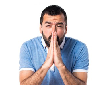 Mavi gömlek yalvaran adamla