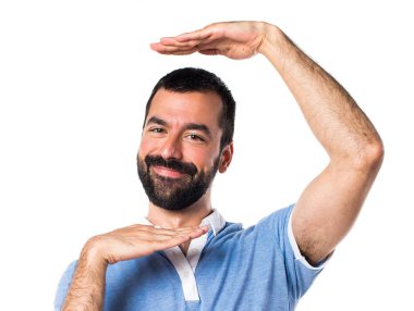 Adam bir şey tutan mavi gömlek ile