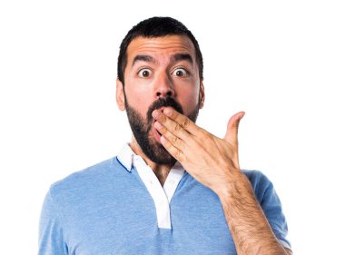 Adam mavi gömlek sürpriz jest yapıyor