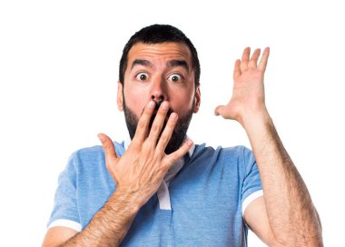 Adam mavi gömlek sürpriz jest yapıyor