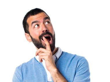 Adam mavi gömlek sürpriz jest yapıyor