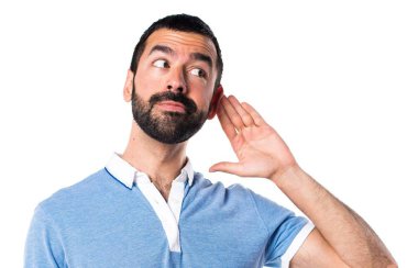 Adam bir şey dinlerken mavi gömlek ile