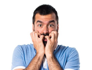 Mavi gömlek ile korkmuş bir adamım