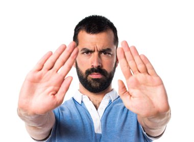 Adam mavi gömlek yapma dur işareti ile