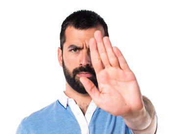 Adam mavi gömlek yapma dur işareti ile