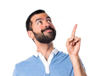 Adam yukarıyı mavi gömlek ile