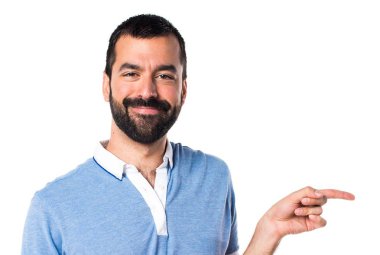 Mavi gömlek için lateral işaret eden adamla