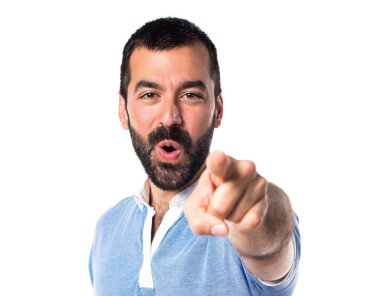 Mavi gömlek önüne işaret eden adamla