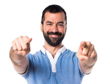 Mavi gömlek önüne işaret eden adamla