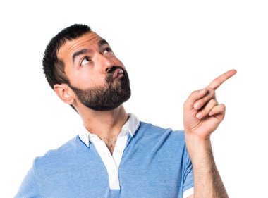 Adam mavi gömlek düşünce ile