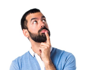 Adam mavi gömlek düşünce ile