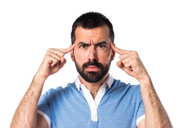 Adam mavi gömlek düşünce ile